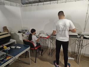 Ekipa modelara u tijeku sklapanja modela zrakoplova