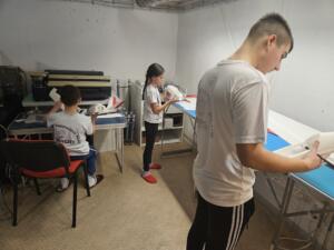 Ekipa modelara u tijeku sklapanja modela zrakoplova